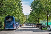 Beim Parkplatz Brüelmoos direkt neben dem Tennisclub Lido parkieren Cars auf Autoparkplätzen. (Bild: Boris Bügrisser / Neue LZ)