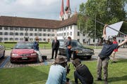 Mike Müller alias Bestattungsunternehmer Luc Conrad (hinten, Mitte) hat einen kniffligen Fall zu lösen. (Bild Maria Schmid)
