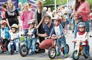 Die Kleinsten sind startklar – und erhalten Unterstützung von EVZ-Star Robin Grossmann (Mitte). (Bild: Roger Zbinden (Hünenberg, 20. Mai 2017))