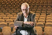 Hansjörg Schneider im Theater Basel, wo er in den späten 1960er-Jahren als Regieassistent arbeitete. (Bild: Bastian Schweitzer/Diogenes-Verlag)