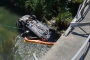 Das Auto landete auf dem Dach im Bachbett. (Bild: Staatsanwaltschaft Luzern)