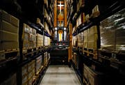 Im Logistikzentrum von Bossard ist zwar vieles automatisiert, doch ohne Menschen geht es nicht. Bild: Stefan Kaiser (Steinhausen, 21. Februar 2013)