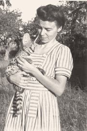 Lucie Tanner im Jahr 1946 mit ihrer afrikanischen Wildkatze, einem Serval. Auf Streifzügen im Wald entdeckte sie neue Orchideen, etwa die nach ihr benannte Art Tridactylus tanneri (links). Bilder: Privatarchiv Lucie Tanner