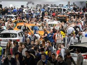 Der Besucherandrang am Genfer Autosalon war teilweise sehr gross. Insgesamt wurden an der am Sonntagabend zu Ende gegangenen Veranstaltung 687'000 Eintritte verzeichnet, 0,7 Prozent mehr als im Vorjahr. (Bild: KEYSTONE/MARTIAL TREZZINI)