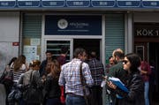 Türkische Bürger stehen Anfang Mai vor einer Vergabestelle für Schengen-visa in Istanbul Schlange. (Bild: Getty)