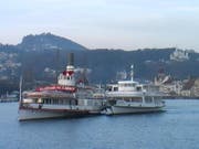 Die MS «Gotthard» stiess den Raddampfer «Wilhelm Tell» durchs Luzerner Seebecken zur Werft. (Bild René Meier/Zisch)