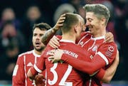 Es herrscht eitel Sonnenschein in München: Robert Lewandowski (rechts) feiert sein Tor zum 3:0. (Bild: Christian Bruna/EPA (18. November 2017))