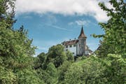 Das Schloss Schauensee am Hang des Pilatus in Kriens. (Bild: Pius Amrein (20. Mai 2016))