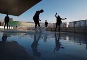 Die warmen Temperaturen haben die Eisfläche auf dem Ausseneisfeld in einen See verwandelt. (Bild: Stefan Kaiser (Zug, 16. März 2017))