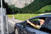 Antoine Caspers reagierte vergangenen Sommer an der Schranke auf Stöckalp wegen der hohen Parkgebühr auf der Frutt mit einer Kehrtwende. (Bild Romano Cuonz)