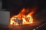 Als die Einsatzkräfte eintrafen standen schon zwei Autos in Vollbrand. (Bild: Luzerner Polizei)