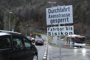Die Axenstrasse ist ab Sisikon gesperrt. (Bild: Urs Hanhart)