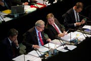 Der Kantonsrat lehnt den Aufgaben- und Finanzplan 2015-2019 ab. Im Bild von rechts die Regierungsräte Reto Wyss, Marcel Schwerzmann und Robert Küng. (Bild Nadia Schärli)