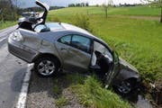 Dieses Fahrzeug landete im Strassengraben. (Bild: Luzerner Polizei)