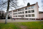 Das Schulhaus Staffeln (unten) wird geschlossen. Unter anderem im Singsaal (oben) wurden Schadstoffe nachgewiesen. (Bilder Boris Bürgisser)