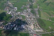 Wird die Autostrasse A8 (hier eine Luftaufnahme über Alpnach) wieder zu einem Politikum? (Bild: Daniel Reinhard / Neue OZ)