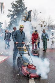 Hauswarte sorgten mit ihren Rasenmähern für viel Rauch. (Bild: Nadia Schärli (Grosswangen, 11. Februar 2018))