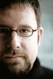 Der Luzerner Schriftsteller Dominik Riedo hat ein Buch über seinen pädophilen Vater geschrieben. (Bild: PD)