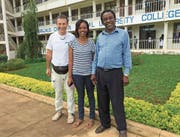Oben: Siael Mkonyi feiert ihren Bachelor-Abschluss. Unten: Siael Mkonyi mit ihrem Vater Winluck (rechts) und dem Hochdorfer Peter von Bergen. (Bild: PD (Moshi, Tansania, 18. November 2017))