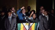 Umgeben von Bodyguards spricht Emmerson Mnangagwa zu seinen Anhängern. (Bild: Felix Dlangamandla/Getty (Harare, 22. November 2017))