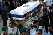 Soldaten beerdigen einen israelischen Wachposten. (Bild: EPA/Abir Sultan (Har Adar, 26. September 2017))