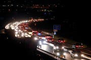 Immer mehr: Autoschlangen von Pendlern - von und nach Zug. (Bild: Archiv Stefan Kaiser / Neue ZZ)