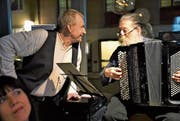 Der Schauspieler Otto Huber und der Akkordeonist Hans Hassler berichten aus dem Leben von Franz Meier. (Bild: Romano Cuonz (Luzern, 13. 3. 2018))