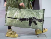 Ein neues Accessoire gefällig? Mit dieser Tasche erlangen Sie gewiss Aufmerksamkeit. (Bild: Caroline Blumberg/Keystone (Paris, 21. Januar 2018))
