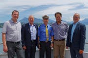 DVL-Präsident Heinz Bossert durfte über 230 KMU-Detaillisten und Gäste zur zweiten Brunchfahrt auf dem Vierwaldstättersee begrüssen (von links): Roland Meyer, Heinz Bossert, Schiffskapitän Roger Maurer, Martin Gisler und Beat Borner. Auf dem Bild fehlt Markus Gehrig. (Bild PD)