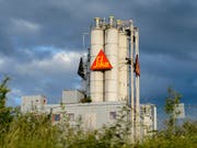 Der Bauchemie-Konzern Sika eröffnet erfolgreich in aller Welt neue Fabriken, diese hier steht jedoch in Düdingen. (Archivbild) (Bild: KEYSTONE/JEAN-CHRISTOPHE BOTT)