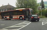 Die Passagiere mussten den Bus verlassen. (Bild: Leserfoto Bote der Urschweiz)