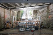 Gemäss früheren Plänen sollte sie schon fahren. Aber die Gütschbahn ist immer noch Baustelle, wie das Bild vom Dienstag zeigt. (Bild: Roger Grütter / Neue LZ)