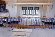 Die Böden des grossen und kleinen Casinosaals sind verdeckt, der Teppich auf der Empore wird entfernt. (Bilder Werner Schelbert)