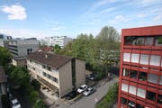 Das Gebäude bei der Kreuzug Baarerstrasse - Mattenweg wird abgerissen. (Bild Christof Borner-Keller/Neue ZZ)