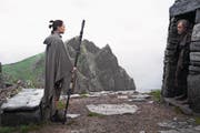 Rey (Daisy Ridley) stösst bei Luke Skywalker (Mark Hamill) auf alles andere als offene Ohren. (Bild: Disney)