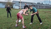 Ringer Stefan Reichmuth und Schwinger Toni Kurmann greifen zusammen für eine neue Sportanlage beim Hallenbad im Schlossfeld. Beobachtet werden sie von Ringerclub-Präsident Pius Roos (links) und Schwingerclub-Präsident Ruedi Stadelmann. (Bild: Nadia Schärli (Willisau, 15. November 2017))