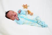 Der kleine Taym Mohamed wurde als erstes Baby im neuen Jahr im Zuger Kantonsspital begrüsst. (Bild: PD/ Zuger Kantonsspital)