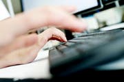 Symbolbild: Arbeit an der Tastatur (Bild: Neue ZZ / Archiv)