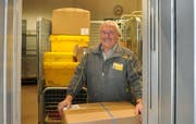Hans Tresch steht nur noch bis Ende Januar hinter dem Geschäftskunden-Schalter der Stanser Post. (Bild Corinne Glanzmann/Neue NZ)