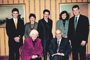 Franziska und Romuald Burkard mit ihren fünf Kindern auf einem Bild aus dem Jahr 2000.Bild: Sika-Jubiläumsschrift
