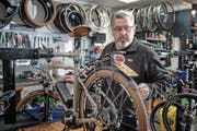 Walter Scheidegger überprüft die Fahrtüchtigkeit eines E-Bikes. (Bild: Nadia Schärli (Ebikon, 10. Februar 2017))