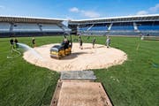 Vorbereitungen in der Arena in Payerne. Das Eidgenössische Schwingfest stösst im Vorfeld auch in der Romandie auf grosses Interesse. (Bild: Keystone/Jean-Christophe Bott)