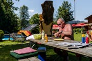 Edi Eichenberger grilliert und isst beinahe jeden Tag im Freibad Willisau. (Bild: Philipp Schmidli (Willisau, 21. Juni 2017))