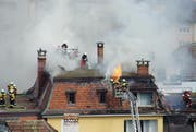 Die Feuerwehr der Stadt Luzern bekämpft einen Dachstockbrand an der Maihofstrasse am 15. Juni 2013. (Bild: Leserbild Daniel Lammertz)