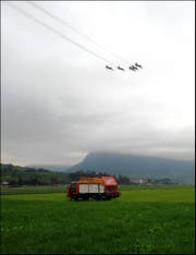 Die "Patrouille Suisse" über dem Flugplatz Buochs-Ennetbürgen am 28. Sept. 2015 (Bild: Leserbild Sepp Bernasconi)