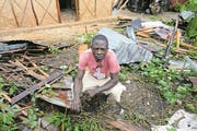 Romane Marseille vor seinem Haus, das mit Hilfe des Roten Kreuzes gebaut wurde. Seine Familie war nach «Matthew» obdachlos geworden. (Bild: Florian Kopp/SRK)