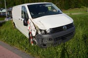 Der Fahrer dieses Lieferwagens konnte eine Kollision nicht mehr verhindern. (Bild: Luzerner Polizei)
