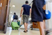 Asylbewerber kommen in einem Genfer Wohnheim an. Bild: Martial Trezzini/Keystone (2. Juli 2015)