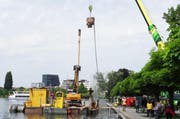 Schweres Gerät ist zur Zeit am Zuger Seeufer im Einsatz. (Bild: PD)