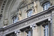Gelder der Nationalbank sind im Budget von Schwyz nicht eingeplant. (Symbolbild / Keystone / Peter Klaunzer)